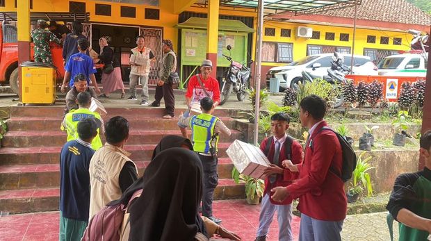 Kapolri kirim bantuan logistik untuk korban  terdampak longsor di Banjarengara.