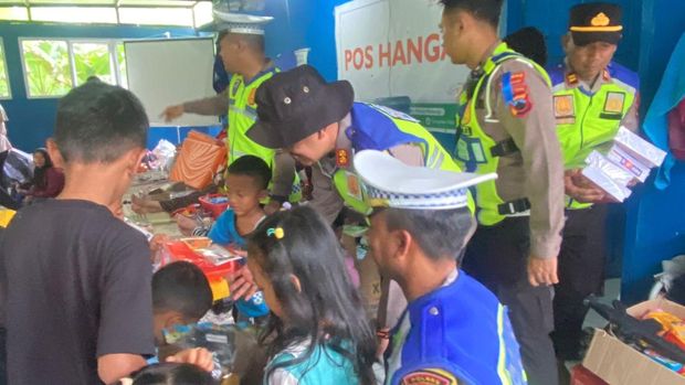 Kapolri kirim bantuan logistik untuk korban  terdampak longsor di Banjarengara.