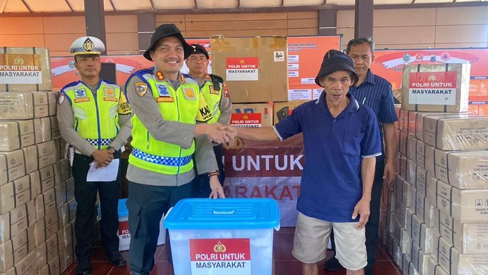 Kapolri kirim bantuan logistik untuk korban  terdampak longsor di Banjarengara.