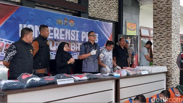Kasat Reskrim Polres Baru Iptu Joko Suprianto memberikan keterangan dalam konferensi pers.