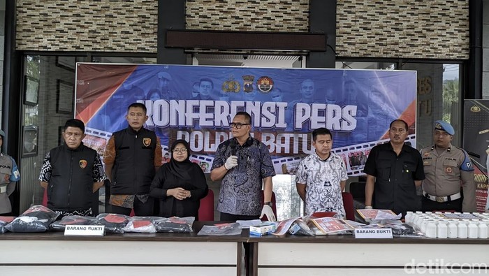 Kasat Reskrim Polres Batu Iptu Joko Suprianto (tengah) sedang melakukan sesi tanya jawab dengan awak media.