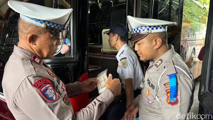 Kasatlantas Polres Probolinggo Kota terjun ke lapangan melakukan ramp check bus dalam rangka Operasi Zebra Semeru 2025.
