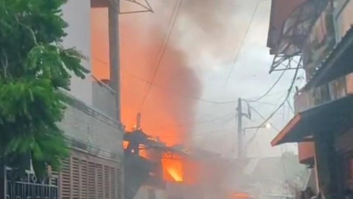 Kebakaran di Jalan Rajawali Makassar.