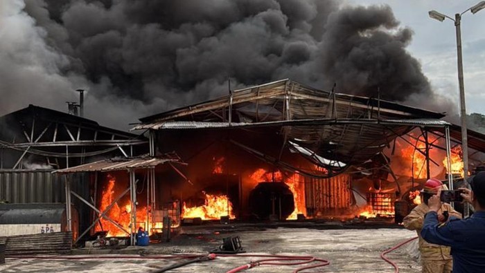 Kebakaran pabrik penyulingan oli bekas di Gunung Putri, Bogor