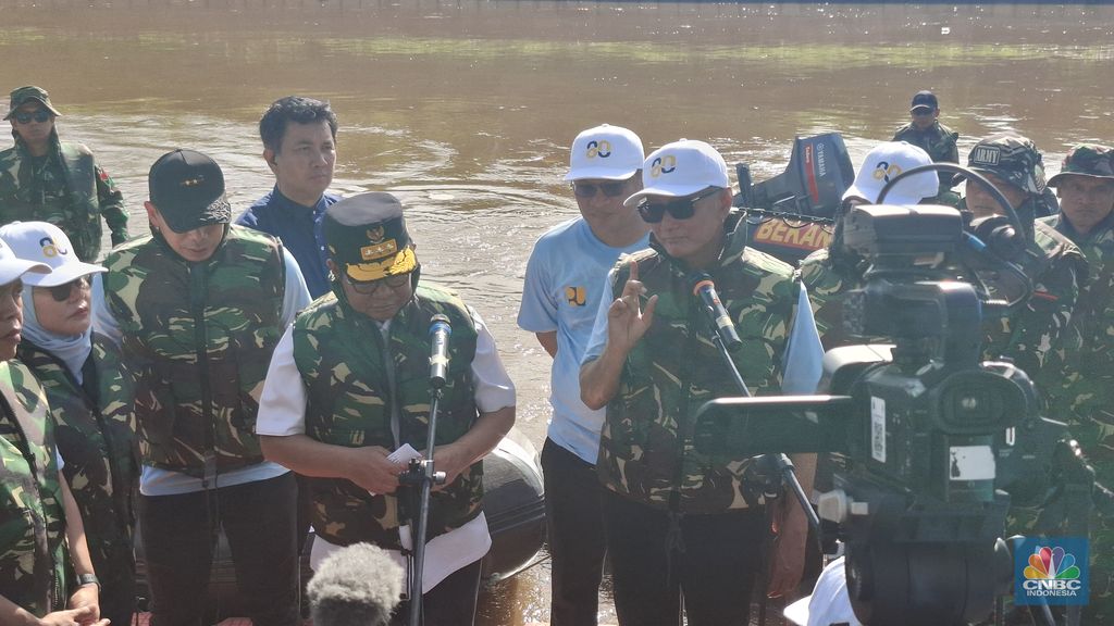 Kementerian Pekerjaan Umum (PU) bersama jajaran Pemerintah Provinsi (Pemprov) DKI Jakarta menggelar kegiatan susur sungai dan bersih-bersih sungai di sepanjang Sungai Ciliwung dari MT Haryono hingga Inlet Sodetan Ciliwung - Banjir Kanal Timut (BKT), Jumat (21/11/2025). (CNBC Indonesia/Chandra Dwi Pranata)