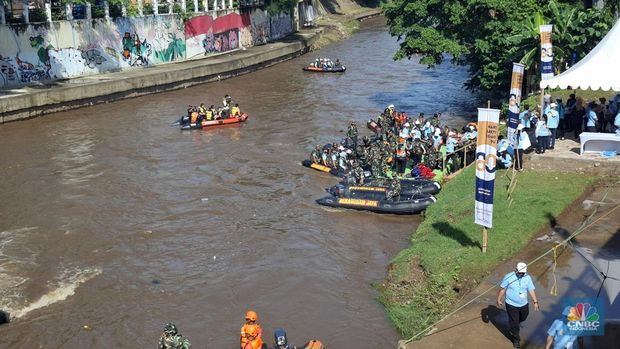 Kementerian Pekerjaan Umum (PU) bersama jajaran Pemerintah Provinsi (Pemprov) DKI Jakarta menggelar kegiatan susur sungai dan bersih-bersih sungai di sepanjang Sungai Ciliwung dari MT Haryono hingga Inlet Sodetan Ciliwung - Banjir Kanal Timut (BKT), Jumat (21/11/2025). (CNBC Indonesia/Chandra Dwi Pranata)