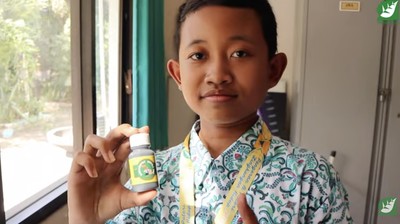 Keren! Siswa SMP Surabaya Ini Olah Limbah Kulit Bawang Jadi Tinta Spidol
