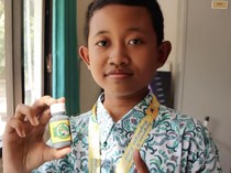 Keren! Siswa SMP Surabaya Ini Olah Limbah Kulit Bawang Jadi Tinta Spidol