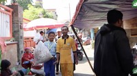 Awalnya Raihan hanya mengumpulkan kulit bawang putih dari tetangga sekitar, tapi kemudian mulai survei ke beberapa pasar. Ia mengajak pedagang kerja sama agar memberikan kulit bawang putih pada dirinya. Foto: YouTube Tunas Hijau Indonesia