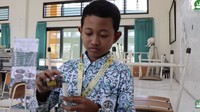 Raihan menjelaskan, bawang putih mengandung black carbon yang bisa digunakan dalam pembuatan tinta spidol. Sifatnya tentu lebih ramah lingkungan dibanding tinta spidol pada umumnya yang berbahan kimia. Foto: YouTube Tunas Hijau Indonesia