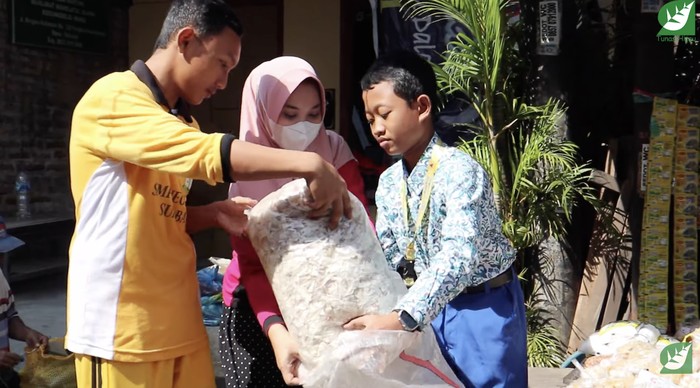 Keren! Siswa SMP Surabaya Ini Olah Limbah Kulit Bawang Jadi Tinta Spidol