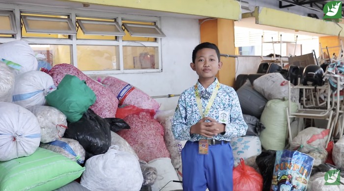 Keren! Siswa SMP Surabaya Ini Olah Limbah Kulit Bawang Jadi Tinta Spidol