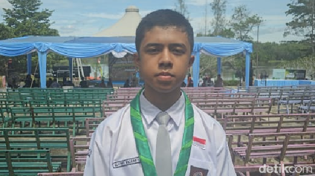 Ketua OSIS SMAN 9 Pekanbaru, Alvino Radzaky Janersa. Ketua OSIS SMAN 9 Pekanbaru, Alvino Radzaky Janersa di Hari Pohon Nasional, Jumat (21/11/2025).