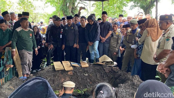 Ketua TP PKK Jawa Timur Arumi Bachsin saat hadiri pemakaman Hanik Andriani.