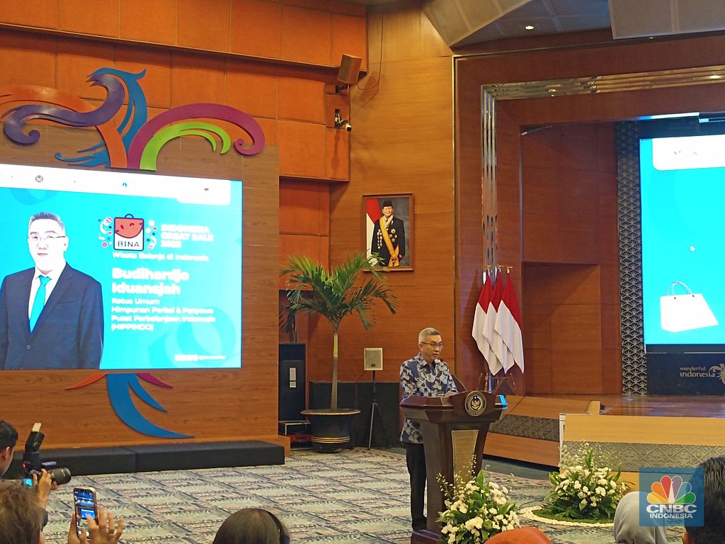 Ketua Umum Hippindo, Budihardjo Iduansjah saat konferensi pers di kantor Kementerian Pariwisata, Jakarta, Jumat (21/11/2025). (CNBC Indonesia/Martyasari Rizky)