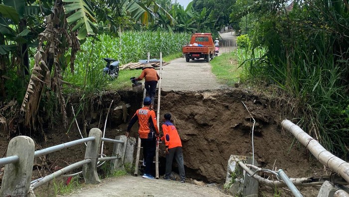 Sebuah Jembatan di Jalur Lamongan-Bojonegoro rusak akibat Luapan Sungai