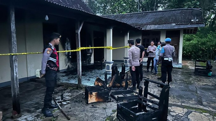 Kondisi rumah Samijem di Dusun Gembol Lor, Desa Nungkulan, Kecamatan Girimarto, Kabupaten Wonogiri, usai dibakar orang tidak dikenal, Kamis (20/11/2025).