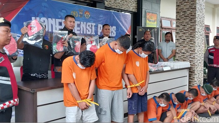 Tiga tersangka kasus dugaan pengeroyokan dan pembacokan personel band underground di Kota Batu.