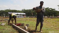 Total potensi petak makam di seluruh Jakarta mencapai 177.048 petak dengan luas area sekitar 614 hektare. Namun, sekitar 76 persen TPU telah terisi penuh, 21 persen hampir penuh, dan hanya 3 persen yang masih siap pakai.