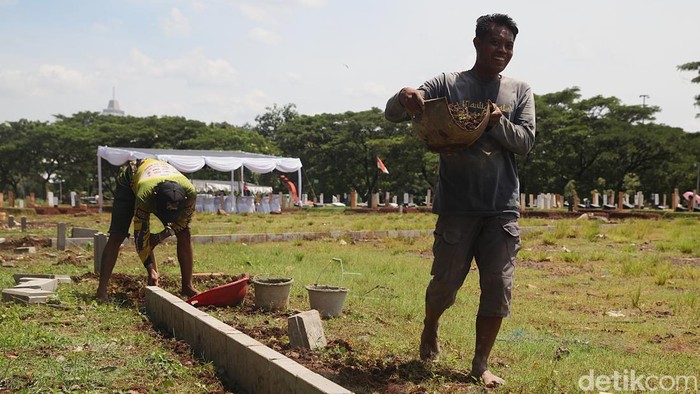 Keterbatasan lahan pemakaman kembali menjadi sorotan di Jakarta setelah pembangunan area makam baru di TPU Tanah Kusir, Jakarta Selatan, mulai dikebut. Pada Jumat (21/11/2025), sejumlah pekerja tampak menyelesaikan proyek penyiapan lahan baru yang terletak di sisi barat Sungai Pesanggrahan, Kelurahan Pesanggrahan. Area ini menjadi perluasan dari lahan lama yang berada di sisi timur sungai, masuk wilayah Kelurahan Kebayoran Lama Selatan.