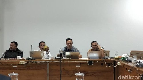 Sejumlah anggota dewan menggunakan laptop dalam sebuah rapat di DPRD Manggarai Barat, Kamis (23/10/2025).