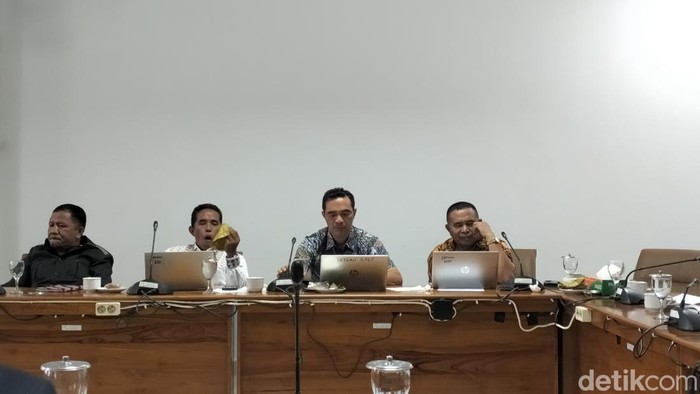 Sejumlah anggota dewan menggunakan laptop dalam sebuah rapat di DPRD Manggarai Barat, Kamis (23/10/2025).