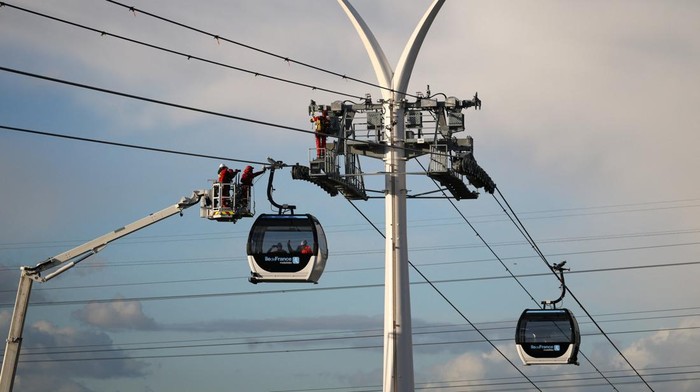 French firefighters attend an evacuation exercise for a passenger suffering from illness on the C1 urban cable car by the Ile-de-France Mobilites public transport agency which will connect the cities of Villeneuve-Saint-Georges, Limeil-Brevannes, Valenton and Creteil, in Limeil-Brevannes near Paris, France, November 20, 2025. REUTERS/Sarah Meyssonnier