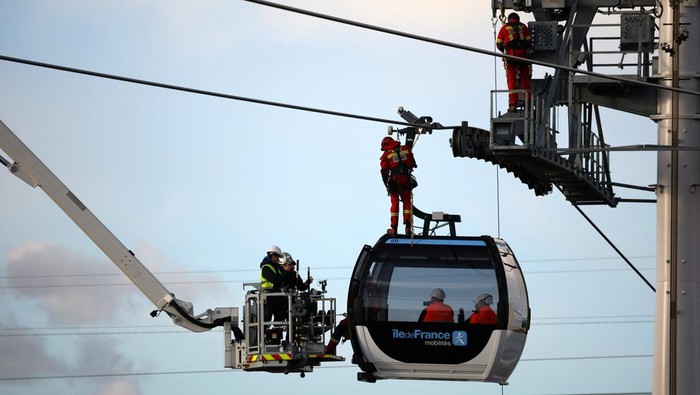 French firefighters attend an evacuation exercise for a passenger suffering from illness on the C1 urban cable car by the Ile-de-France Mobilites public transport agency which will connect the cities of Villeneuve-Saint-Georges, Limeil-Brevannes, Valenton and Creteil, in Limeil-Brevannes near Paris, France, November 20, 2025. REUTERS/Sarah Meyssonnier