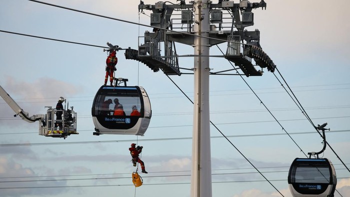 French firefighters attend an evacuation exercise for a passenger suffering from illness on the C1 urban cable car by the Ile-de-France Mobilites public transport agency which will connect the cities of Villeneuve-Saint-Georges, Limeil-Brevannes, Valenton and Creteil, in Limeil-Brevannes near Paris, France, November 20, 2025. REUTERS/Sarah Meyssonnier