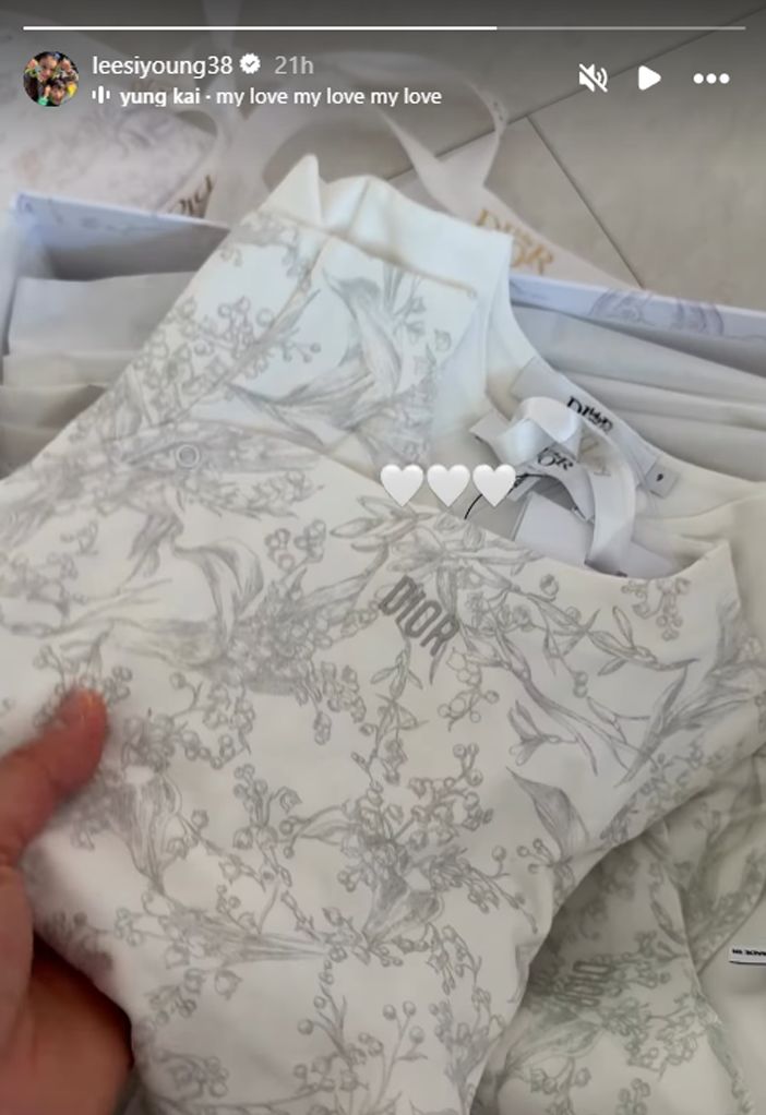 Lee Si Young Lee Si Young curi perhatian usai membeli koleksi baju Dior untuk bayinya yang baru lahir.