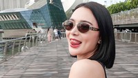 Wika memposting perjalanannya ke Singapura beberapa waktu lalu. Ia tampak cantik dengan latar Toko LV yang berada di area Marina Bay Sands. (Wika Salim/Instagram)