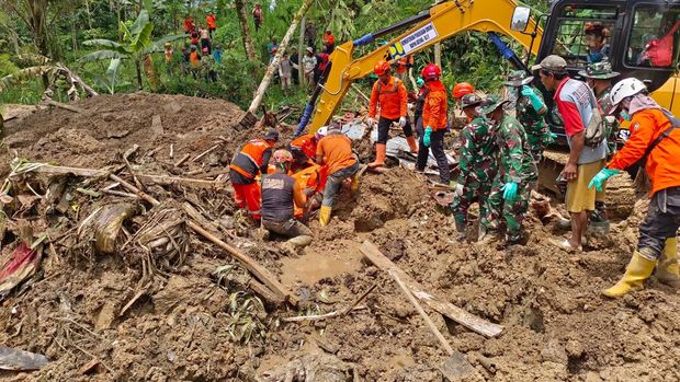 Proses pencarian dan evakuasi korban tanah longsor di Dusun Situkung, Desa Pandanarum, Kecamatan Pandanarum, Kabupaten Banjarnegara. Foto diunggah Jumat (21/11/2025).