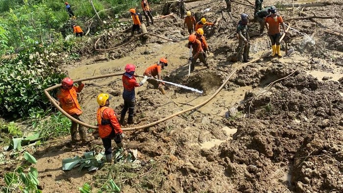 Proses pencarian dan evakuasi korban tanah longsor di Dusun Situkung, Desa Pandanarum, Kecamatan Pandanarum, Kabupaten Banjarnegara. Foto diunggah Jumat (21/11/2025).
