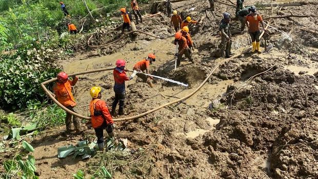 Proses pencarian dan evakuasi korban tanah longsor di Dusun Situkung, Desa Pandanarum, Kecamatan Pandanarum, Kabupaten Banjarnegara. Foto diunggah Jumat (21/11/2025).
