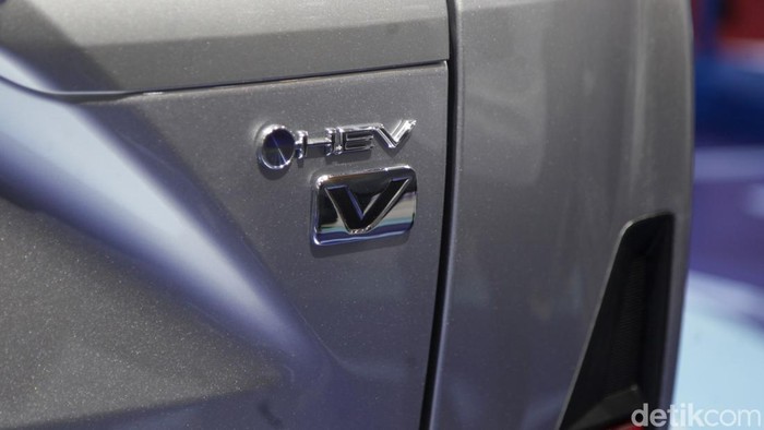 Toyota-Astra Motor (TAM) resmi meluncurkan Toyota Veloz Hybrid di Gaikindo Jakarta Auto Week (GJAW) 2025. Veloz Hybrid dijual mulai dari Rp 299 juta.