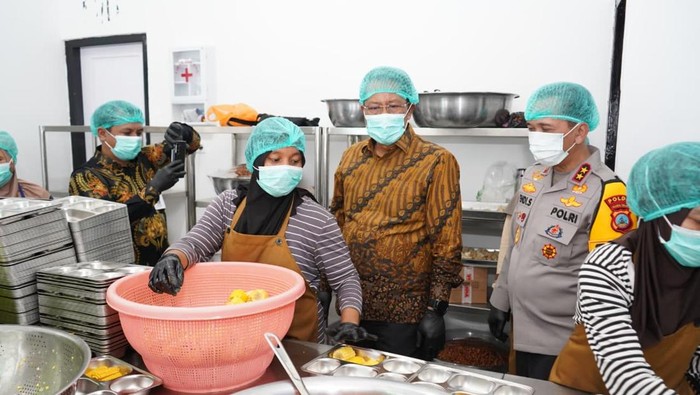 Menkum Tinjau Dapur SPPG Polda Sulteng