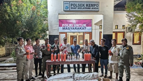 Petugas gabungan menyita ratusan botol miras berbagai jenis pada operasi gabungan Kamis (20/11/2025) malam.