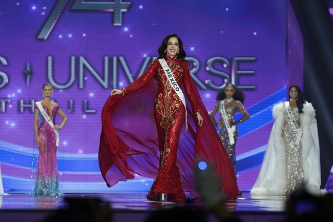 Selamat kepada Miss Universe baru kita. Malam ini, sebuah bintang telah lahir. Keanggunan, kekuatan, dan semangatnya yang cemerlang memikat hati dunia, dan kami sangat gembira menyambutnya sebagai ratu baru kami. Semesta bersinar lebih terang dengan kepemimpinannya,” tulis Miss Universe. Foto: Instagram