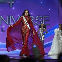 Selamat kepada Miss Universe baru kita. Malam ini, sebuah bintang telah lahir. Keanggunan, kekuatan, dan semangatnya yang cemerlang memikat hati dunia, dan kami sangat gembira menyambutnya sebagai ratu baru kami. Semesta bersinar lebih terang dengan kepemimpinannya,” tulis Miss Universe. Foto: Instagram