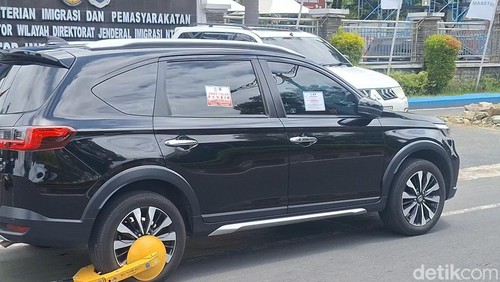 Salah satu kendaraan roda empat yang digembok Dishub Mataram karena parkir di area KTL di Jalan Udayana, pekan lalu.
Nathea Citra/detikBali