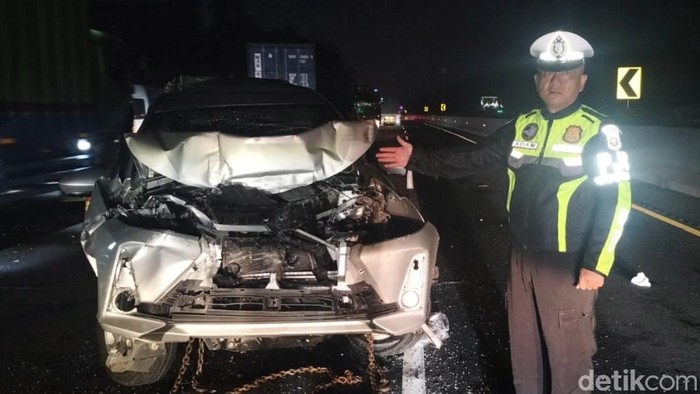 Mobil ringsek usai tabrakan beruntun di Tol Cipali