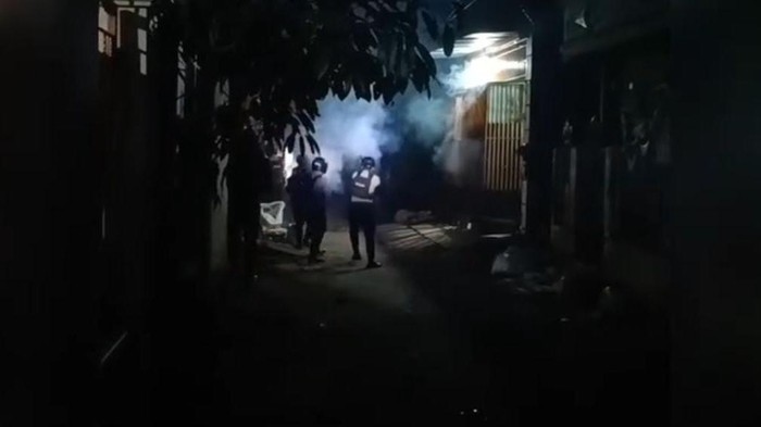 Momen polisi membubarkan tawuran di Kecamatan Tallo, Kota Makassar.