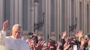 Momen Paus Leo XIV menyapa para jemaat jadi pengalaman spesial Natasha Wilona di Vatican. Foto: Instagram Natasha Wilona