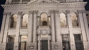 Kemegahan arsitektur gereja bersejarah ini makin terlihat breathtaking saat malam hari. Foto: Instagram Natasha Wilona