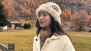 Pesona Swiss terlihat makin indah dengan latar pegunungan bersalju di belakang Wilona. Foto: Instagram Natasha Wilona