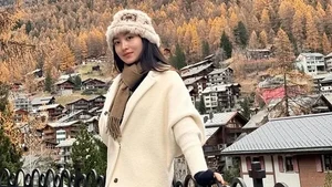 Natasha Wilona tampil cozy dengan coat putih dan topi bulu hangat di tengah dinginnya Zermatt. Foto: Instagram Natasha Wilona