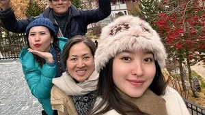 Potret keluarga Natasha Wilona di Swiss ini memancarkan vibes liburan yang hangat dan penuh tawa. Foto: Instagram Natasha Wilona