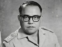 Oevaang Oeray: Tokoh Dayak, Guru hingga Gubernur Kalbar