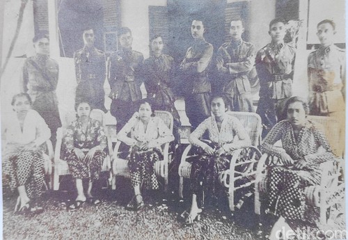 Pahlawan Nasional I Gusti Ngurah Rai (berdiri empat dari kiri) berpose bersama tekan seperjuangannya, dipotret dari arsip keluarga Puri Ngurah Rai Carangsari, Badung.