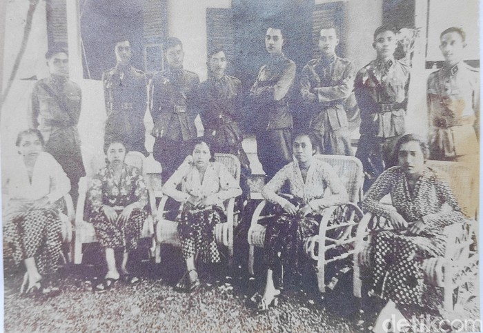 Pahlawan Nasional I Gusti Ngurah Rai (berdiri empat dari kiri) berpose bersama tekan seperjuangannya, dipotret dari arsip keluarga Puri Ngurah Rai Carangsari, Badung.